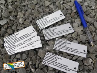 Kleine aluminium machineplaatjes.